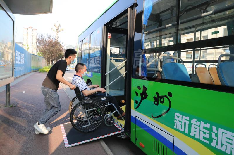 泸州首次投用纯电动无障碍公交车